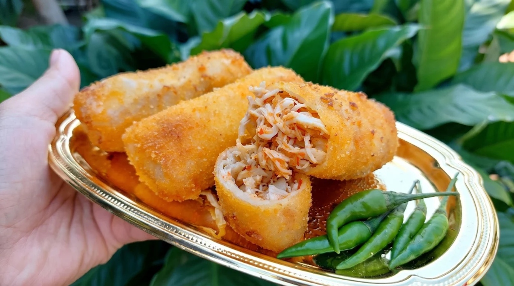 Sepiring risol goreng renyah keemasan dengan cabe rawit hijau dari Dapur Risol Mamah Bayu